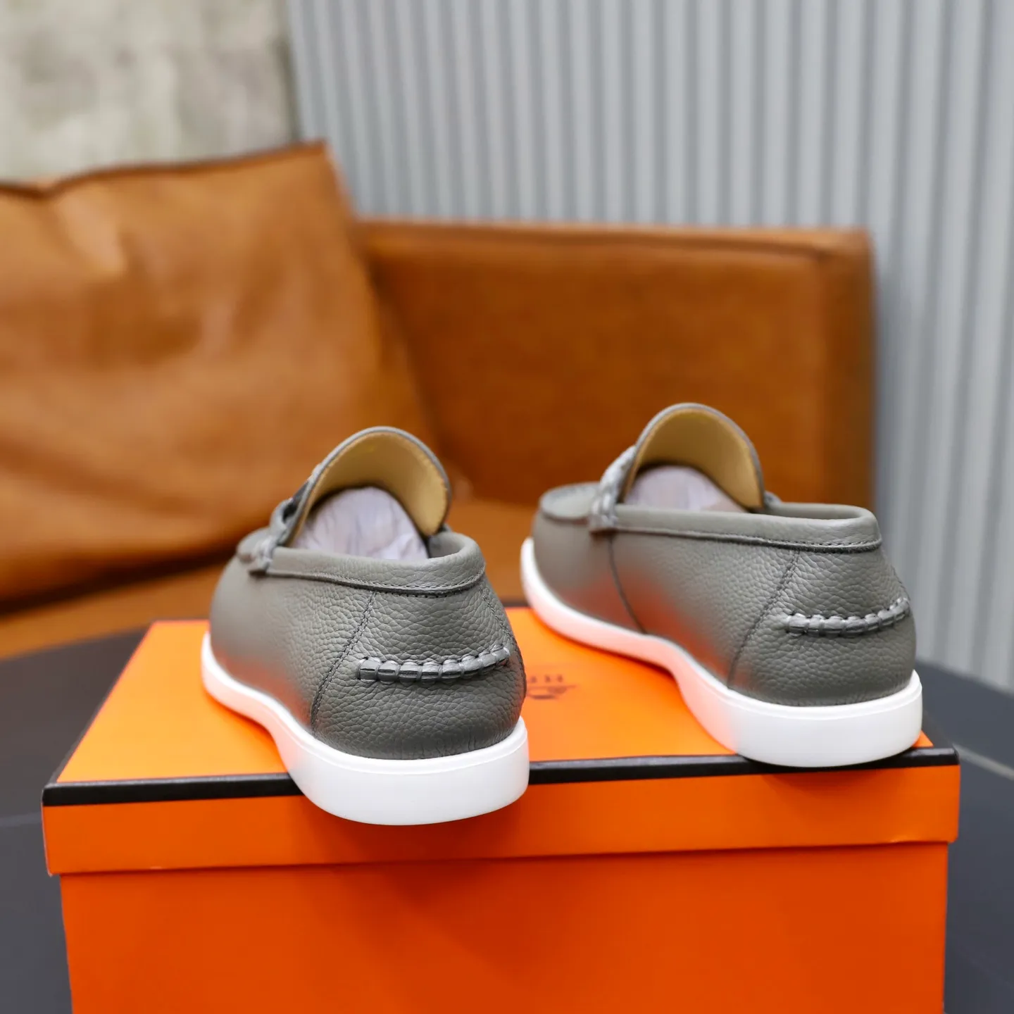 Ex-factory price: 560💰Hermès/Hermès slip-on men's shoes. This shoe is made of imported pebbled cowhide. It has simple and smooth lines and is combined with aerodynamically designed 3CM rubber foam ultra-light soles! Youthful and fashionable, classic H-shaped hardware buckle decoration, calf lining gently wraps the feet, with logo cowhide feet, casual and urban style, highlighting youthful vitality, sports and leisure version, super versatile, code number: 38-39-40-41-42-43-44 standard leather shoe size (45 can be customized but does not support returns)